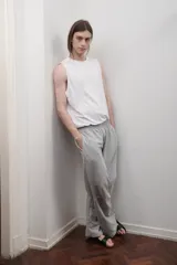 Pantalón de jogging gris de corte oversize, con pretina elástica, bolsillos laterales y pinzas horizontales a la altura de las rodillas.