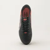 Championes de fútbol Umbro ILLUSION, color negro con detalles en naranja y logo blanco.