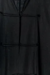 Vestido túnica largo negro de corte midi con mezcla de viscosa y lino, escote en V y mangas largas evasé. Presenta cierre frontal con alamares decorativos.