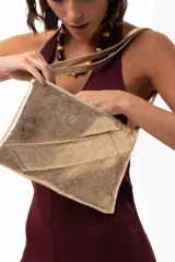 Cartera tipo sobre de cuero gamuza color negro, con diseño versátil que permite cuatro formas de uso: como sobre, colgado a la muñeca, al hombro o como bandolera. Incluye correa larga extraíble y correa corta para la muñeca.