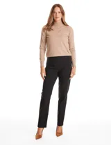 Pantalón de gabardina elastizada con pretina ancha elástica, bolsillos simulados en la parte delantera y bolsillos aplicados en la parte trasera.