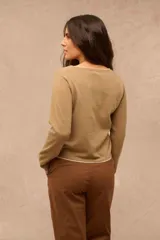 Saco tejido color taupe de manga larga, con escote redondo y cierre frontal de botones. Presenta detalles de costura en color blanco en el cuello, puños y ruedo.