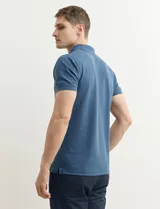 Chomba verde con cuello polo y tapeta de dos botones.