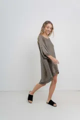 Vestido-buzo tejido oversize jaspeado con escote redondo, mangas amplias tipo murciélago y terminaciones acanaladas en ruedo y puños.