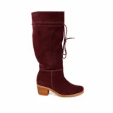 Bota de caña alta color suela, confeccionada en cuero napa, con diseño de caña caída y ajuste mediante cordones en la parte superior. Presenta un taco cuadrado foliado de 4,5 cm y suela de goma antideslizante.