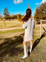 Vestido corto tejido en lurex celeste, de corte holgado y manga corta.