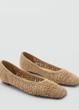 Zapato tipo ballerina con diseño trenzado en color beige, punta cuadrada y suela plana.
