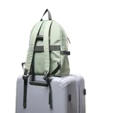 Mochila verde de tela con cierre doble, asa fija, forro interior textil, porta notebook y múltiples bolsillos externos.