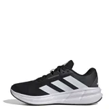 Championes de running Adidas modelo Questar 3, color negro con detalles en blanco y gris. Presentan capellada de malla transpirable, mediasuela con tecnología de amortiguación y suela de goma resistente.