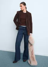 Jeans Annie de tiro bajo y diseño wide leg con perneras anchas, confeccionados en tejido denim de algodón en color azul oscuro. Cuenta con cinco bolsillos, trabillas para cinturón y cierre frontal con botón y cremallera.
