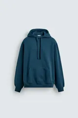Sudadera con capucha de corte relajado, confeccionada en tejido de algodón con interior perchado. Presenta mangas largas, bolsillo frontal tipo canguro y terminaciones en rib.