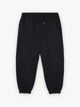 Pantalón jogger negro con cintura elástica ajustable con cordón, bolsillos frontales y puños elastizados.