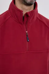 Sweater azul de polar con cuello alto y cierre parcial con cremallera.