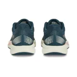 Championes deportivos Puma modelo Redeem Profoam, color azul marino con suela blanca y logo en tono rosado. Presentan una estructura de malla transpirable y cierre con cordones.