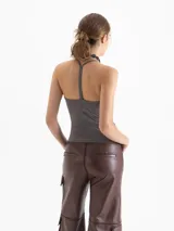 Top gris de punto, ajustado al cuerpo, con escote en V pronunciado y breteles finos que se unen en la espalda.