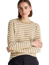 Sweater de lana con cuello redondo y diseño de rayas horizontales en tonos beige y blanco. Presenta un corte regular, mangas largas y el logo de la marca bordado discretamente en el pecho.