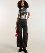 Remera blanca de algodón con cuello redondo y mangas cortas. Estampado frontal con imagen de un cuerpo femenino cubierto por manos.