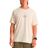 Remera Roark Mathis Active color beige, de manga corta, con pequeño estampado tipográfico en el centro del pecho.