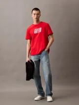 Remera roja de algodón con cuello redondo y logo estampado de Calvin Klein NYC en blanco.