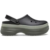 Zueco Crocs Classic Stacked, color negro con suela de plataforma en dos tonos de verde. Diseño con orificios para charms Jibbitz y tira trasera ajustable.