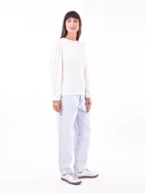 Remera color caqui de tejido acanalado, con mangas largas abullonadas en los hombros y puños ajustados.