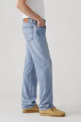 Jean celeste de corte recto relajado, tiro medio, con cinco bolsillos y cierre de cremallera.