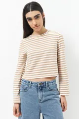 Remera de algodón a rayas horizontales azul marino y blanco, de manga larga y corte ajustado.