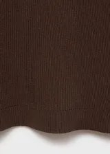 Jersey de punto fino de manga corta en color marrón, con diseño entallado, cuello polo y cierre frontal de botones.