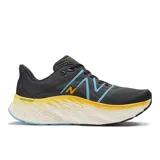 Championes de running New Balance modelo More V4, con tecnología de amortiguación Fresh Foam X. Presentan un diseño de suela con alta altura y perfil rocker para una pisada suave, con upper de malla transpirable en color negro, detalles en azul claro y logo N en amarillo.