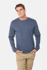 Remera manga larga lisa, color gris claro, con cuello redondo y logo bordado en el pecho.