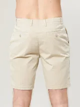 Bermuda color beige con bolsillos laterales y traseros.