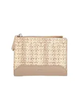 Monedero rectangular con cierre de cremallera y broche imantado, confeccionado en tela con diseño tejido en tonos beige y marrón claro. Presenta un bolsillo exterior con cierre y detalles en simil cuero color beige.