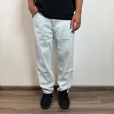 Pantalón de jean corte mom en color negro, de tiro medio y ajuste holgado en las piernas.