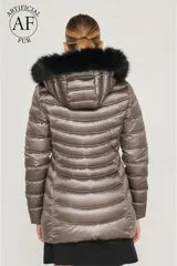 Campera negra con diseño acolchado en ondas, cierre central con cremallera de doble carro, bolsillos y capucha desmontable con pelo sintético negro.