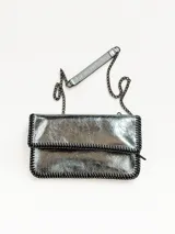 Cartera tipo sobre con solapa, confeccionada en material sintético con acabado metalizado plateado y textura arrugada. Presenta bordes reforzados con costuras decorativas en hilo negro y cuenta con una cadena metálica delgada como correa para el hombro.