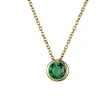 Collar de cadena fina con dije de punto de luz circular que contiene una circonita verde engastada en acero quirúrgico con baño de oro.
