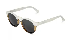 Lentes de sol Mr Boho modelo Jordaan, con montura redonda de acetato color blanco en la parte superior, marrón carey en la parte inferior y lentes grises.
