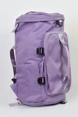 Bolso mochila azul grisáceo con múltiples bolsillos y correas ajustables.
