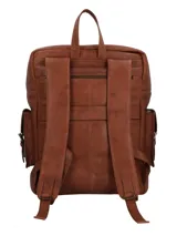 Mochila de cuero natural color marrón, con diseño estructurado. Cuenta con un compartimento superior con cierre, un bolsillo frontal con solapa y hebillas metálicas decorativas, y bolsillos laterales. Presenta un logo grabado en el frente y manija superior.