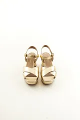 Sandalias de taco alto ancho con plataforma, color plateado metalizado, con tiras cruzadas en el empeine y tira al tobillo con hebilla ajustable.