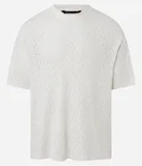 Remera masculina boxy fit de viscosa texturizada con efecto de perforaciones, cuello redondo y manga corta.