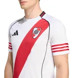 Camiseta de fútbol Adidas del Club Atlético River Plate, modelo Home 2025/2026. Diseño blanco con la icónica banda diagonal roja, cuello redondo con detalles en negro y rojo, y las tres tiras de Adidas en color rojo sobre las mangas.