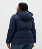 Campera puffer acolchada azul marino de Ashua, con capucha, mangas largas, bolsillos frontales, cordón regulable en la cintura y cierre frontal con broches a presión.