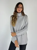 Sweater de punto color gris claro, con cuello alto y mangas largas.