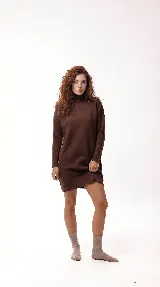 Vestido corto tejido de punto en color marrón, con cuello alto, mangas largas y corte recto de silueta relajada.