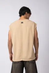 Musculosa oversize de tejido de lino con textura marcada, corte suelto, cuello redondo y terminaciones deshilachadas en las sisas.