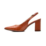 Zapatos de tacón alto Usaflex modelo Adhara, color marrón con textura símil cuero y acabado brillante. Diseño destalonado con tira ajustable en el talón, taco ancho y punta fina.