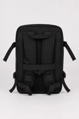 Mochila negra de poliéster, con compartimento principal amplio con cierre, bolsillo frontal con cierre, bolsillo vertical adicional en la parte superior y correas ajustables.