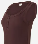 Musculosa marrón de rib con escote redondo y media vista con botones.