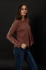 Buzo color chocolate de punto en lanilla con diseño de ochos. Corte tipo remera con cuello a la base.